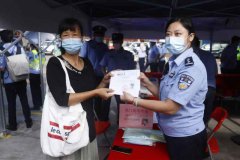 为激励读高中的儿子好好读书，东莞一位50岁的母