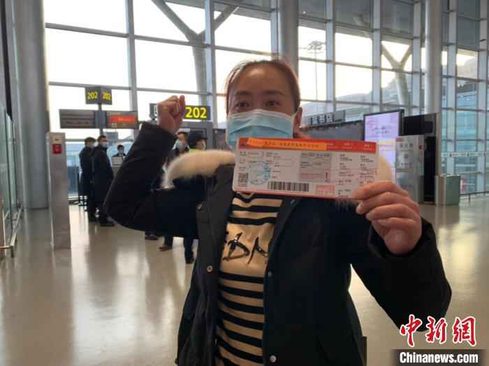 图为贵州省毕节市赫章县中医院张佳出发前为自己加油。袁超 摄 袁超 摄 “儿子,妈妈去帮武汉‘治病’,治好了你可以去武大了!”