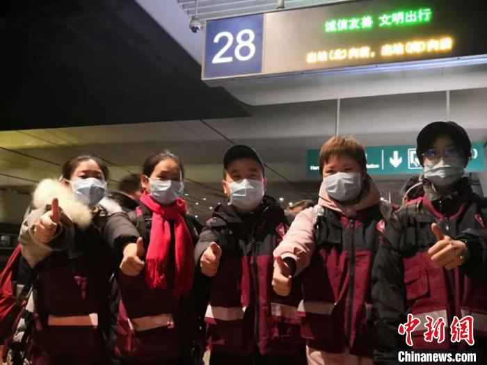 徐梦薇出征前与队友们合影。 余杭区供图 摄 疫区日记:我们也许做不成火炬 但可点亮萤火之光