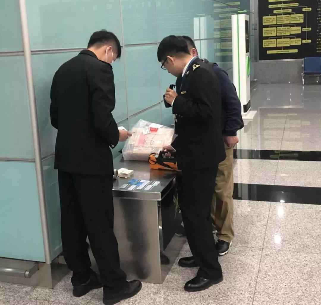 女子戴“能量石” 辐射量等于每天做近百次胸片