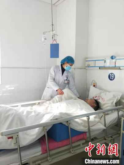 妻子雷静在工作中 受访单位提供 摄 湖北“警医”夫妻的土味情话:每天一袋护嗓药