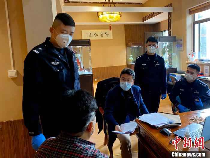 记者2日从上海警方获悉,上海市公安局经侦总队会同市场监管部门侦破了这起疫情期间不法分子通过发布虚假广告非法牟利的案件,并循线深挖出了犯罪团伙虚构防疫物资货源实施合同诈骗犯罪的情况。上海警方供图 “预防抑制新冠病毒消毒水”? 沪警方侦破虚假广告牟利案