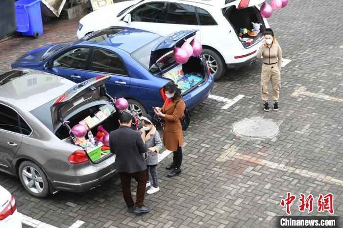重庆景区恢复常态 ：汽车后备箱集市添乐趣