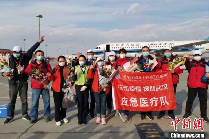 驰援湖北的黑龙江医疗队在机场 赵琦 摄 黑龙江“白衣战士”情牵两城:江城33天冰城14天